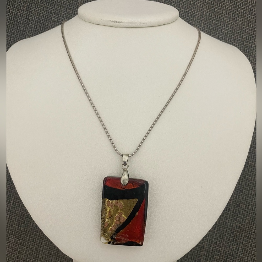 Glass pendant necklace